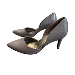 Bandolino Womens Heels Gray Crocodile Pointed Toe Dress Pump Size 7 1/2 M- Used